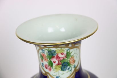 Réunion comprenant un vase en opaline à décor...