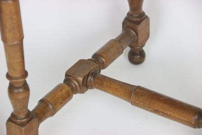 Table en bois mouluré, entretoise en « H...