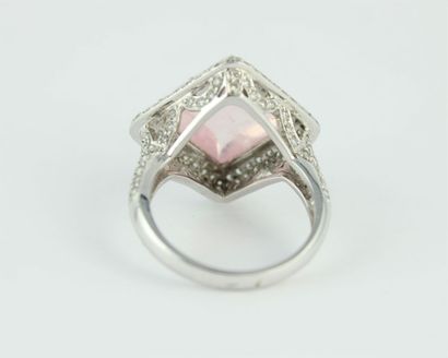Bague en or gris 18K (750/1000) ornée d'un...