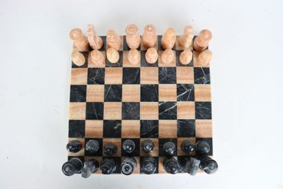Jeu d'échec en marbre, complet de ses trente-deux...