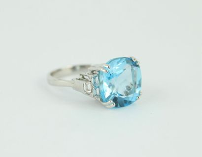 Bague en or gris 18K (750/1000) ornée d'une...