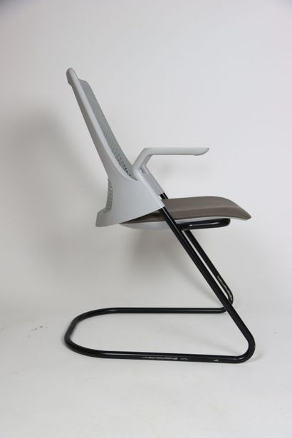 Herman Design par Yves Béhar. Paire de fauteuils...