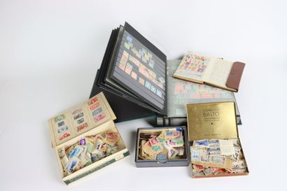 Lot de timbres comprenant un album, trois...