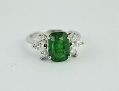 Bague en or gris 18K (750/1000) de style...