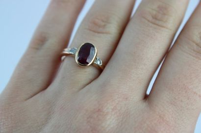 Bague en or rose 18K (750/1000) centrée d'un...