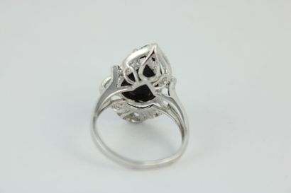 Bague en or gris 18K (750/1000) orné d'une...