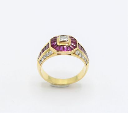 18K (750/1000) yellow gold ring centered...