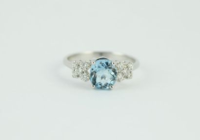 Bague en or gris 18K (750/1000) centrée d'une...