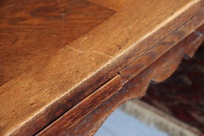 Grande table en chêne supportée par des pieds...