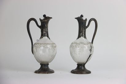 Paire de carafes en cristal à décor de feuillages,...