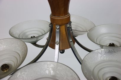 Lustre en acier et bois. Fût central à section...