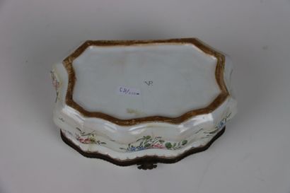 Porcelain box with decoration of marivaudages...