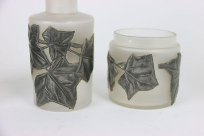 Réunion de verrerie comprenant un pot a eau,...