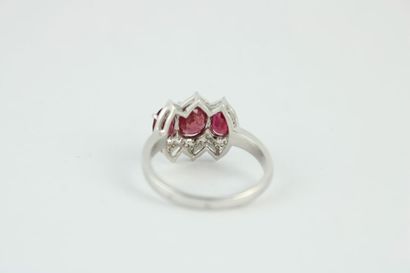 Bague jarretière en or gris 18K (750/1000)...