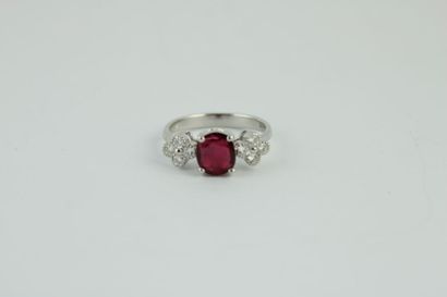 Bague en or gris18K (750/1000) centrée d'un...