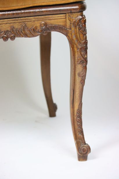 Réunion de deux fauteuils en bois naturel...