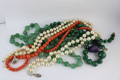 Lot de 5 colliers dont corail, malachite,...