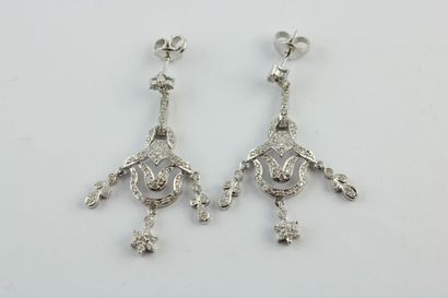 Paire de boucles d'oreille en or gris 18K...