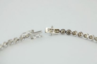 Bracelet en or gris 18K (750/1000) orné d'une...