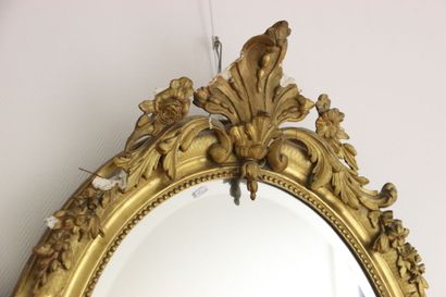 Miroir ovale en bois stuqué et doré de style...