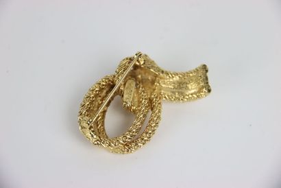 CHRISTIAN DIOR. Broche en métal doré en forme...