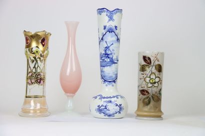 Réunion de quatre vases comprenant un vase...