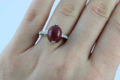 Bague en or gris 18K (750/1000) centrée d'un...
