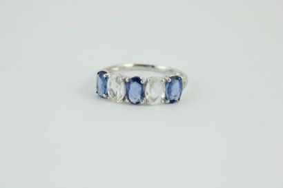 Bague jarretière en or gris 18K (750/1000)...