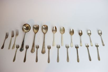Partie de ménagère en métal argenté comprenant...