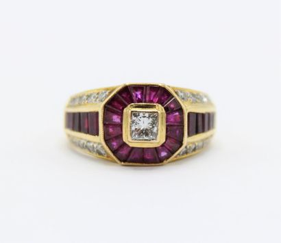 18K (750/1000) yellow gold ring centered...