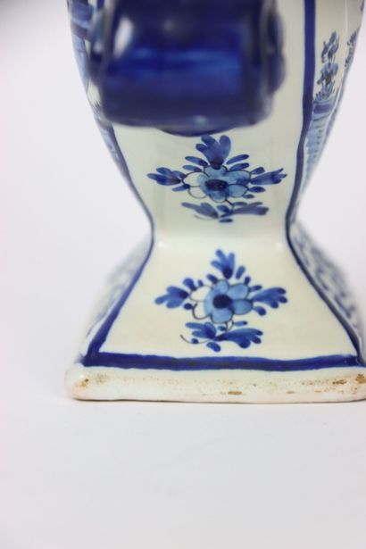 DELFT in the taste. Tulipière in earthenware...