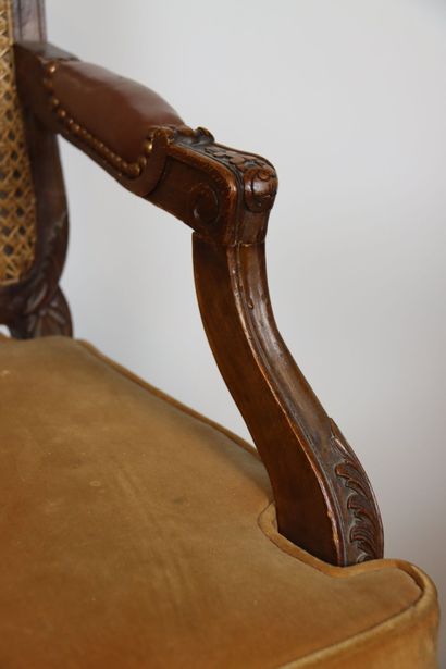 Réunion de deux fauteuils en bois naturel...