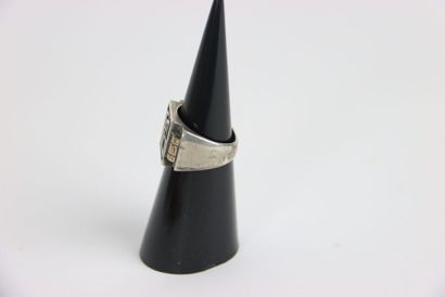 Silver signet ring. Net weight: 8.61g.
We...