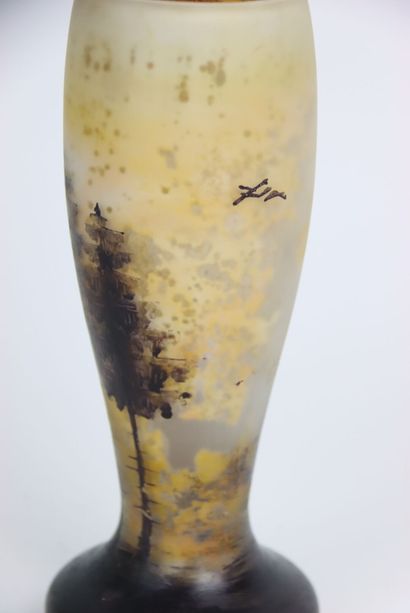 DAUM FRANCE ( Dans le gout). Vase à décor...