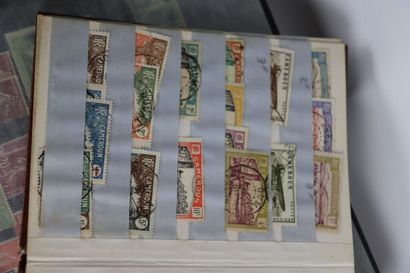 Lot de timbres comprenant un album, trois...