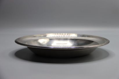 Plat rond en argent modèle filets. Monogramme...
