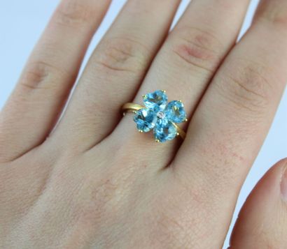 Bague en or jaune 18K (750/1000) formant...