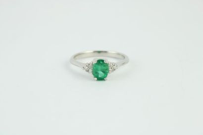 Bague en or gris 18K (750/1000) centrée d'une...