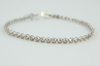 Bracelet en or gris 18K (750/1000) orné d'une...