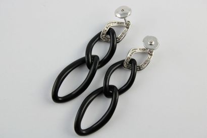 Paire de boucles d'oreille en or gris 18K...