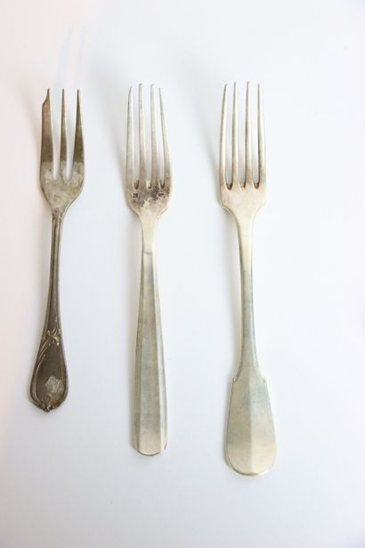 Partie de ménagère en métal argenté comprenant...