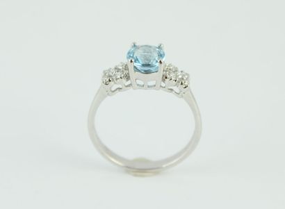 Bague en or gris 18K (750/1000) centrée d'une...