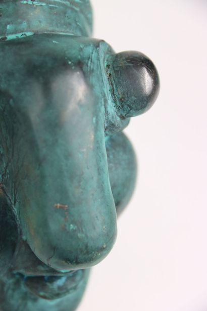 Tête stylisée, sculpture en bronze à patine...