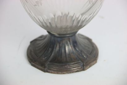 Paire de carafes en cristal à décor de feuillages,...