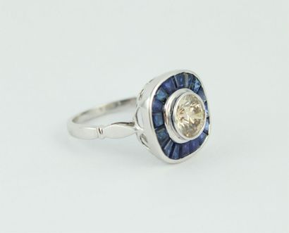 Bague en or gris 18K (750/1000) de style...