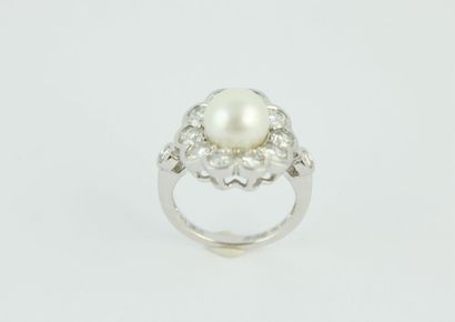 Bague en or gris 18K (750/1000) formant une...