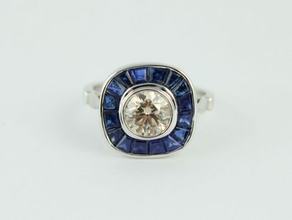Bague en or gris 18K (750/1000) de style...