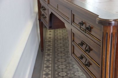 Flat desk in veneer with all faces, it opens...