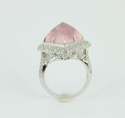 Bague en or gris 18K (750/1000) ornée d'un...