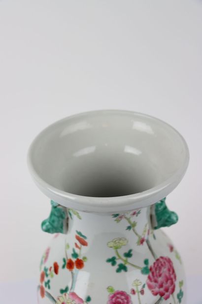CHINA. Porcelain vase with polychrome decoration...